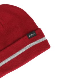 Rote Strickmütze mit umgeschlagenem Bündchen, versehen mit einem weißen horizontalen Streifen und einem kleinen schwarzen Etikett mit dem Text "ZIGZAG".