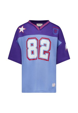 T-shirt met korte mouwen in lichtblauw met paarse mouwen, voorzien van het nummer "82" in wit met een rode rand en een steraccent. Gemaakt van polyester.