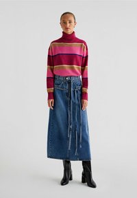 Scalpers TURTLE - Strickpullover - fucsia stripes
