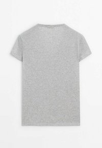 T-shirt grigia a maniche corte realizzata in cotone, con scollatura a girocollo e un tessuto liscio e testurizzato privo di motivi o decorazioni visibili.