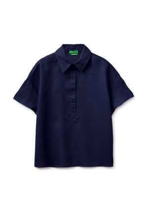 Granatowa koszula z krótkim rękawem na guziki, z kołnierzem, luźnym krojem oraz zieloną metką marki wewnątrz kołnierza.