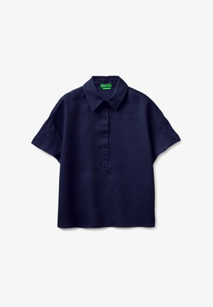 Camisa azul marino de manga corta con botones y cuello, con un corte holgado y una etiqueta de marca verde en el interior del cuello.