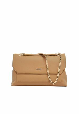 Borsa a mano in pelle beige con finitura testurizzata, pattina pieghevole, tracolla in catena dorata e logo impresso sul davanti. Forma rettangolare semplice.