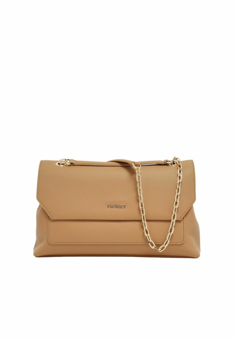 Borsa a mano in pelle beige con finitura testurizzata, pattina pieghevole, tracolla in catena dorata e logo impresso sul davanti. Forma rettangolare semplice.