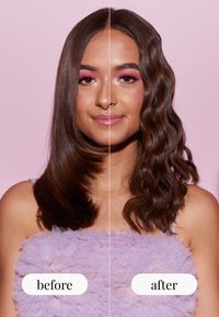 Włosy modelki pokazane są w dwóch stylach: proste po lewej stronie, falowane po prawej. Obie sekcje są na różowym tle. Modelka nosi liliową, teksturowaną bluzkę.