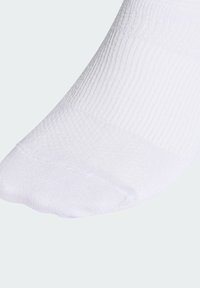 Calcetín atlético blanco con textura acanalada y puntera reforzada. La tela es suave y el diseño cuenta con un puño sin costuras para mayor comodidad.