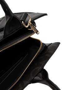 Borsa nera con esterno testurizzato, scomparti con zip e hardware dorato. Presenta doppi manici e un design strutturato.