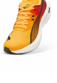 Puma DEVIATE NITRO
 - Scarpe da corsa su strada - sun stream sunset glow white