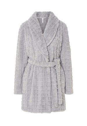 Bata de baño de felpa gris con un patrón texturizado, cuello de chal, cinturón de lazo y mangas largas. La tela suave ofrece un aspecto y una sensación acogedores.