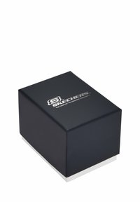 Svart rektangulär låda med en slät matt yta, prydd med "Skechers"-logotypen i silver på toppen och en vit bas.