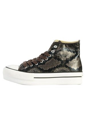 Baskets montantes avec un motif serpent noir et or, lacets marron, bout en caoutchouc blanc et semelle noire contrastante.