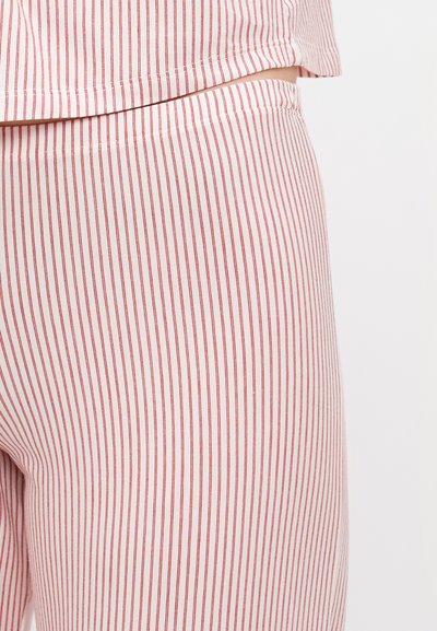 Conjunto de roupeiro riscado em algodão suave; riscas verticais rosa e brancas, top cropped com bainha reta e cintura elástica nas calças.