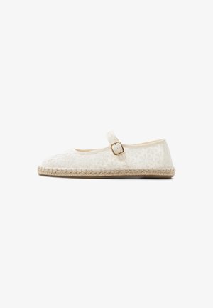 Witte Mary Jane ballerina van kant met een gevlochten jutezool en een klein gouden gespbandje over de wreef.