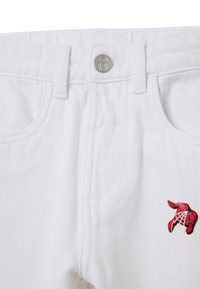 Witte katoenen denim broek met een metalen knoopsluiting, voorzien van een rode Spider-Man graphic op de rechterzak. Textuurstof met stiksel-details.