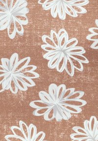 Brązowy materiał z białymi wzorami kwiatowymi, posiadający wielowarstwowe płatki, tworzący teksturową i szczegółową powierzchnię.