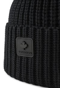 Berretto lavorato a maglia nero con texture a coste e una toppa in gomma quadrata con una foglia d'acero e il testo "CANADIAN".