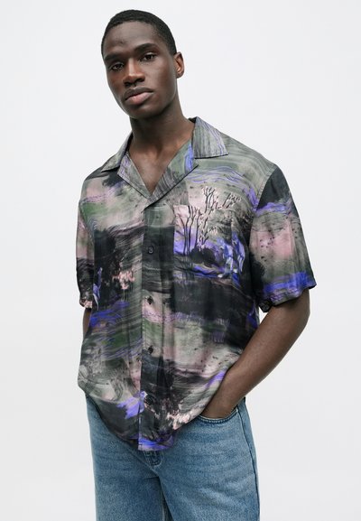 Πουκάμισο με κοντά μανίκια και κουμπιά, κατασκευασμένο από απαλό, ελαφρύ ύφασμα. Διαθέτει πολύχρωμο αφηρημένο μοτίβο με πράσινα, μαύρα και μωβ χρώματα.