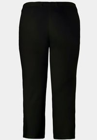 Pantaloni neri con una superficie liscia, dotati di una vestibilità dritta, vita media e due tasche posteriori. Senza chiusure visibili.