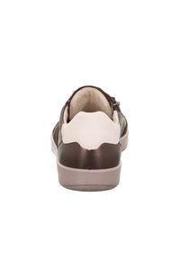 Brązowe skórzane trampki z białymi akcentami, zaokrąglony kształt, wyściółka w środku, płaska podeszwa i zamek błyskawiczny. Gładka faktura z wyraźnym przeszyciem.