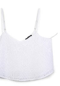 Top bianco in camicia con spalline regolabili, caratterizzato da un intricato ricamo floreale e dettagli a taglio lungo il corsetto e l'orlo.