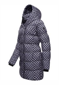 Chaqueta acolchada tipo puffer en un patrón de tela de pata de gallo en negro y lila claro, con capucha y puños acanalados negros para mayor calidez y comodidad.