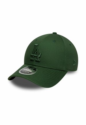 Casquette de baseball vert foncé avec une visière incurvée et un logo en relief "LA" à l'avant, avec un autocollant rond sur la visière.