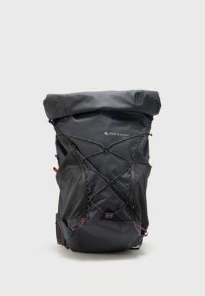 Rucsac negru de drumeție cu închidere rulabilă, șnur elastic în față și două buzunare laterale din plasă pe fundal simplu.