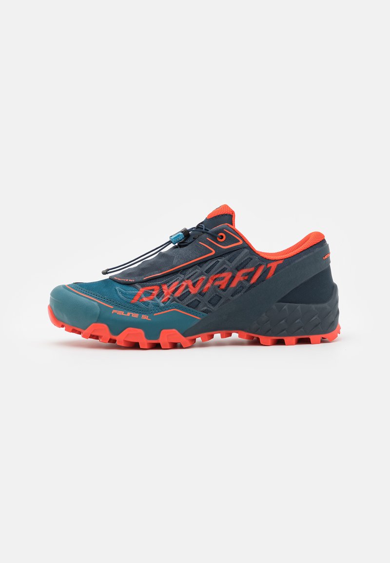 Trailrunningschoenen met een donkerblauwe bovenkant en felle oranje accenten. Voorzien van een veilig vetersysteem, gestructureerde zool en robuust profiel.