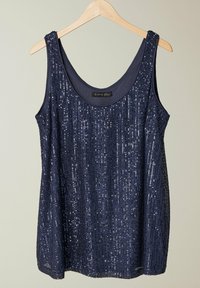 Marineblauw mouwloos topje versierd met pailletten, met een ronde halslijn en reflecterende textuur, hangt aan een houten hanger tegen een neutrale achtergrond.