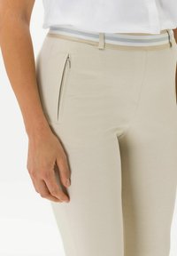 BRAX STYLE LILLYTH - Stoffhose - ecru
