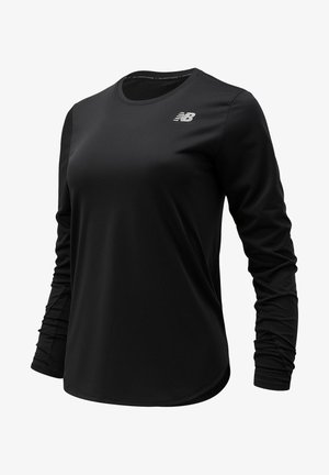 Zwart hardloopshirt van New Balance met lange mouwen, ronde hals en logo op de linkerborst, gemaakt van lichtgewicht, ademende stof.