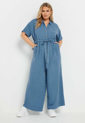 Blå bomulds maxi jumpsuit med korte ærmer, knaplukning foran, cinched talje og bred ben. Inkluderer sidelommer og et bånd.