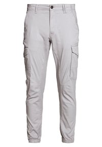 Lichtgrijze cargobroek met elastische boorden, knoop- en ritssluiting, riemlussen en klepzakken aan de zijkanten.