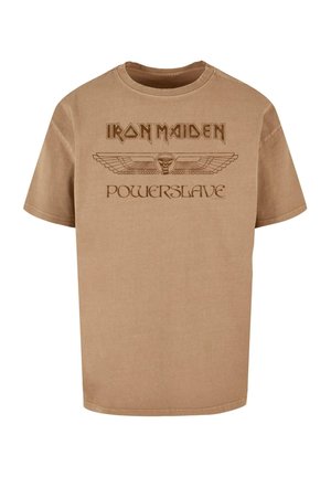 Ruskea puuvillainen t-paita, jossa on tummanruskealla tulostettu "Iron Maiden" ja "Powerslave", sekä siipigrafiikka tekstiä yläpuolella. Lyhyet hihat.