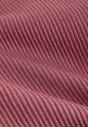 Texturiertes Gewebe in einem gedämpften Mauve-Ton mit vertikalen Rippmustern, das eine weiche und glatte Textur zeigt. Ideal für Kleidung oder Polsterung.