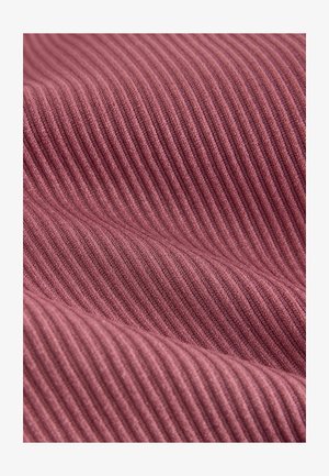 Textúrovaná tkanina v jemnej fialovej farbe s vertikálnymi pruhmi, ktorá ukazuje jemnú a hladkú textúru. Ideálna na oblečenie alebo čalúnenie.
