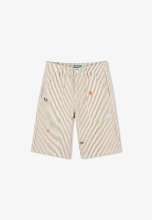 Shorts rayés beige avec poches avant, ornés de patches de fruits colorés et d'une étiquette KENZO sur la taille. Matière en coton, design décontracté.