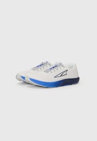 Des chaussures de sport blanches avec des accents bleus, dotées d'une tige en mesh, d'une semelle en caoutchouc et d'un design léger. Les lacets sont gris avec un onglet bleu.