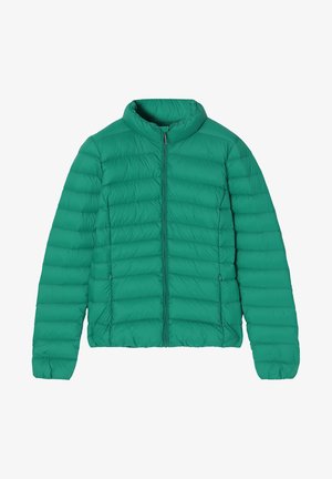Zelena pufasta jakna z visokim ovratnikom, zadrgo spredaj in prešito teksturo. Lahka zasnova z dvema stranskima žepoma.