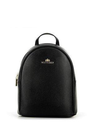 Schwarzer Leder-Rucksack mit texturiertem Finish, runder Form, goldfarbenem Logo auf der Vorderseite und einem oberen Griff zum Tragen. Mit Reißverschlussverschluss.