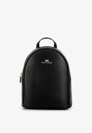 Černý kožený batoh s texturovaným povrchem, zaobleným tvarem, zlatým logem na přední straně a horu rukojetí pro nošení. Uzávěr na zip.