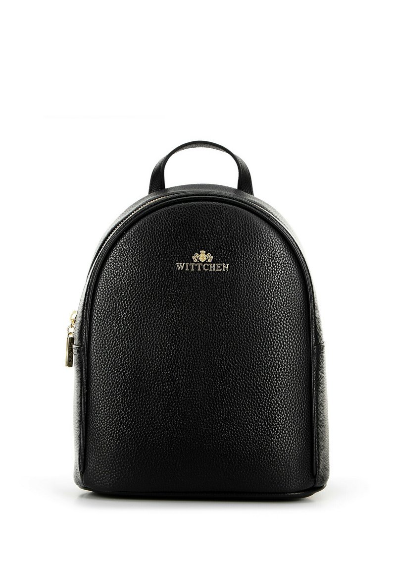Černý kožený batoh s texturovaným povrchem, zaobleným tvarem, zlatým logem na přední straně a horu rukojetí pro nošení. Uzávěr na zip.