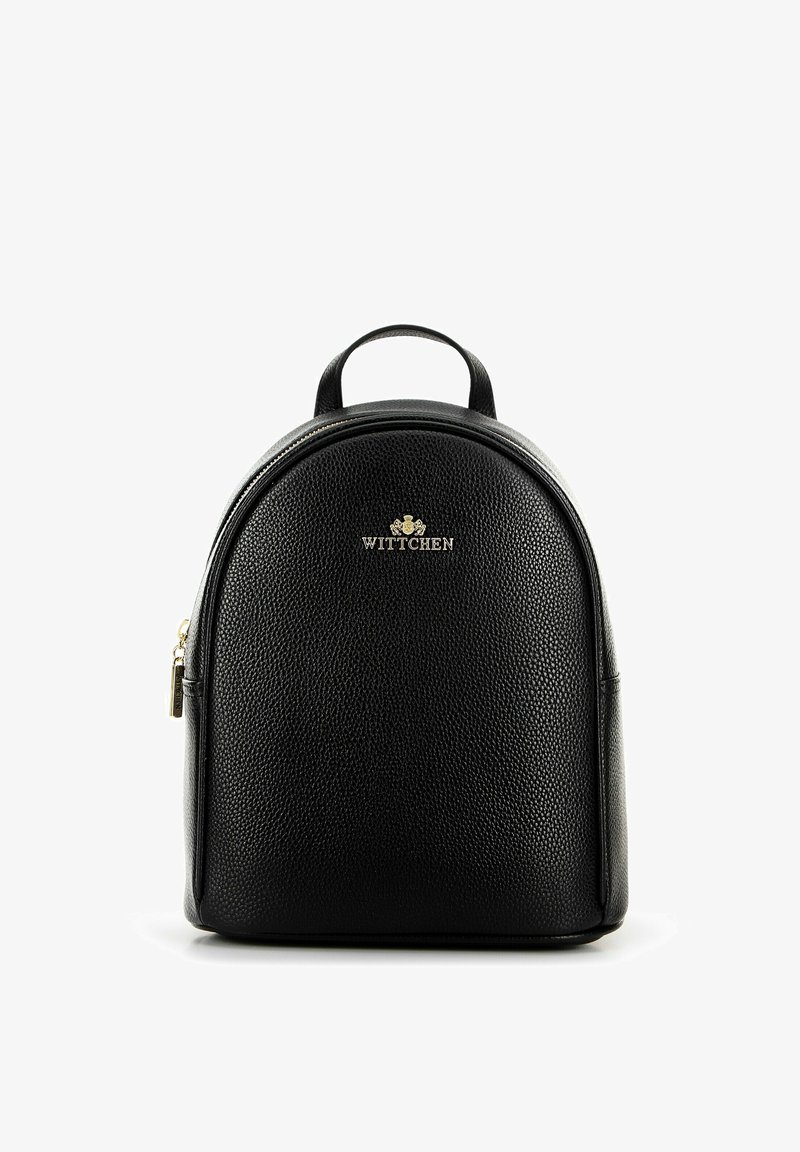 Zaino in pelle nera con finitura texturizzata, forma arrotondata, logo dorato davanti e maniglia superiore per il trasporto. Chiusura con cerniera.