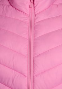 Hellrosa gesteppte Weste mit Chevron-Steppmuster, ausgestattet mit einem vorderen Reißverschluss und hohem Kragen. Glatte, glänzende Textur.