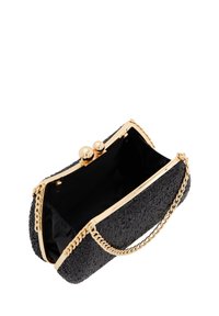 Zwarte clutch tas met textuur, voorzien van een gouden metalen frame en kettinghengsel. Binnenin gestoffeerd met zwarte stof, met een kiss-lock sluiting.