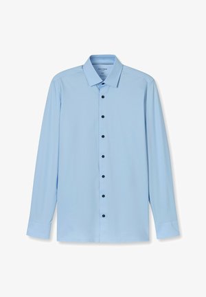 Camicia azzurro chiaro a maniche lunghe in tessuto liscio, con colletto appuntito e bottoni neri sul davanti. Design semplice e moderno.
