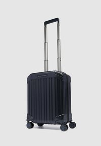 Hartschalen-Handgepäckkoffer in Dunkelblau mit geriffeltem Design, ausziehbarem silbernem Griff und vier leichtlaufenden Rollen für Stabilität.