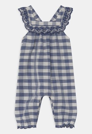 Niebieski i biały rompers w kratę z falbaniastym koronkowym wykończeniem, szerokimi ramiączkami, marszczonym dekoltem i falbaniastymi otworami na nogawki.