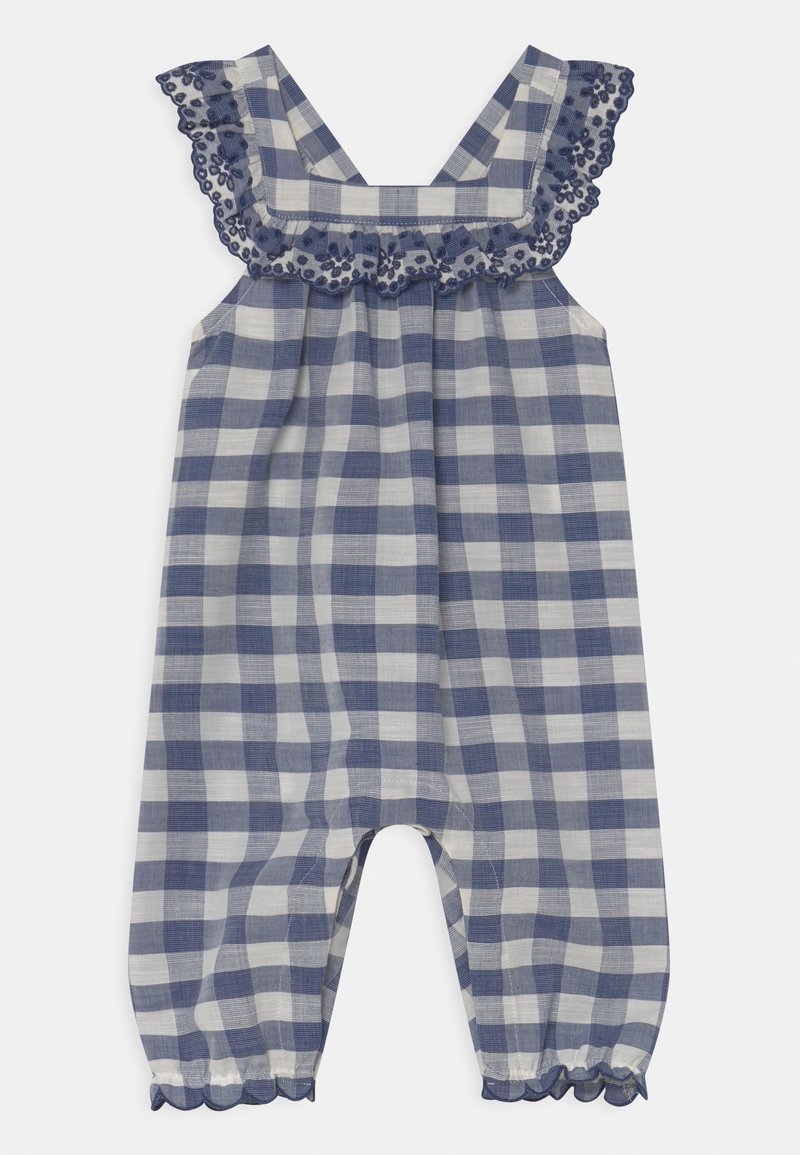Rompers à carreaux bleu et blanc avec une bordure en dentelle froncée, des bretelles larges, un buste froncé et des ouvertures de jambe à volants.