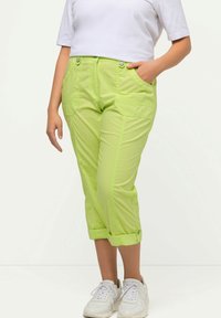 Ulla Popken 7/8 RETROUSSABLE POCHES - Pantalon classique - light yellow